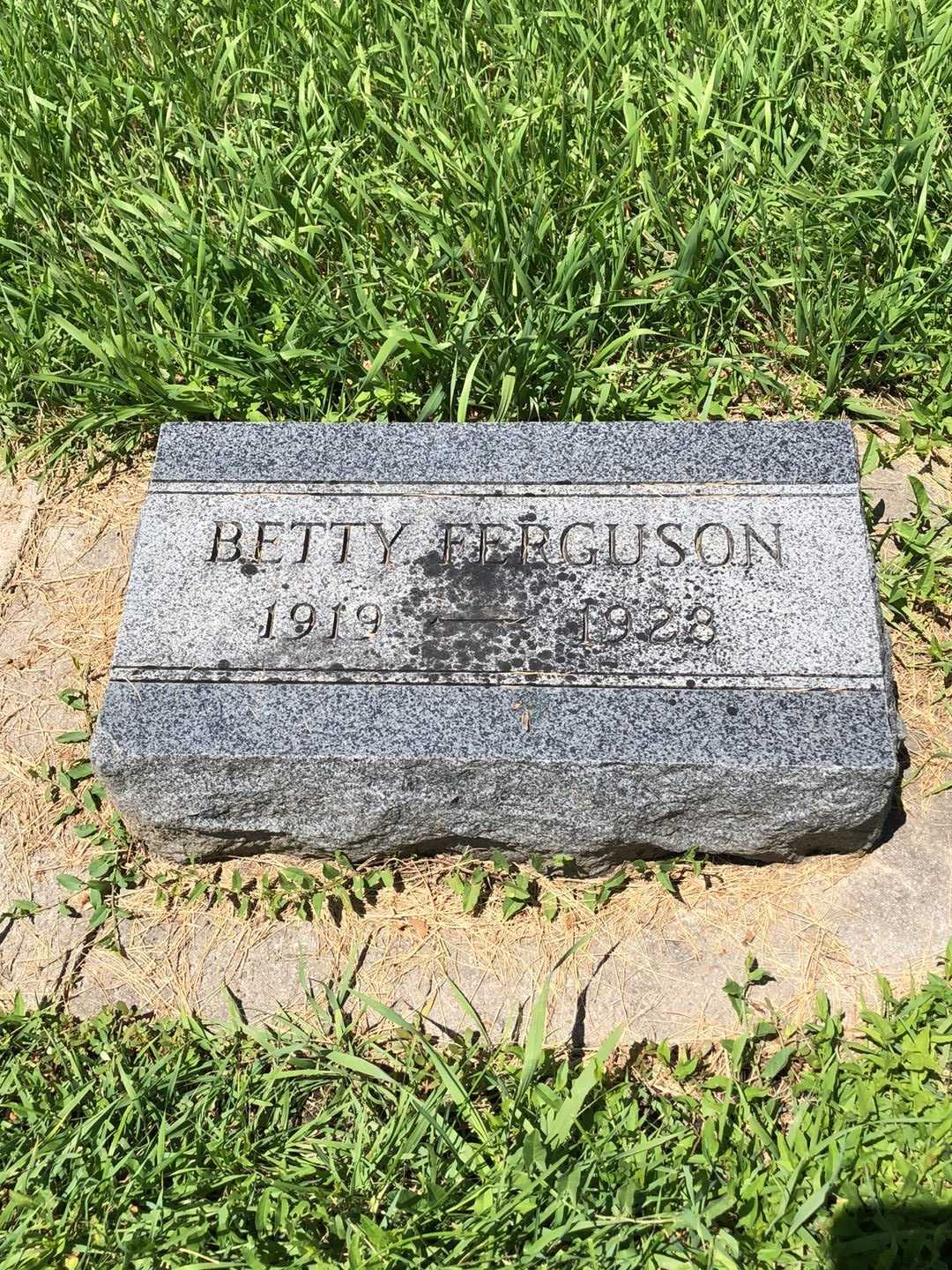 Ruth Betty E. Ferguson's grave. Photo 1