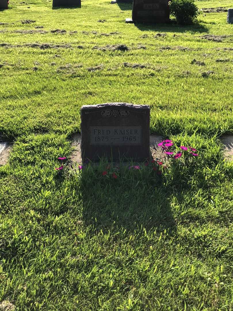 Fred Kaiser's grave. Photo 2