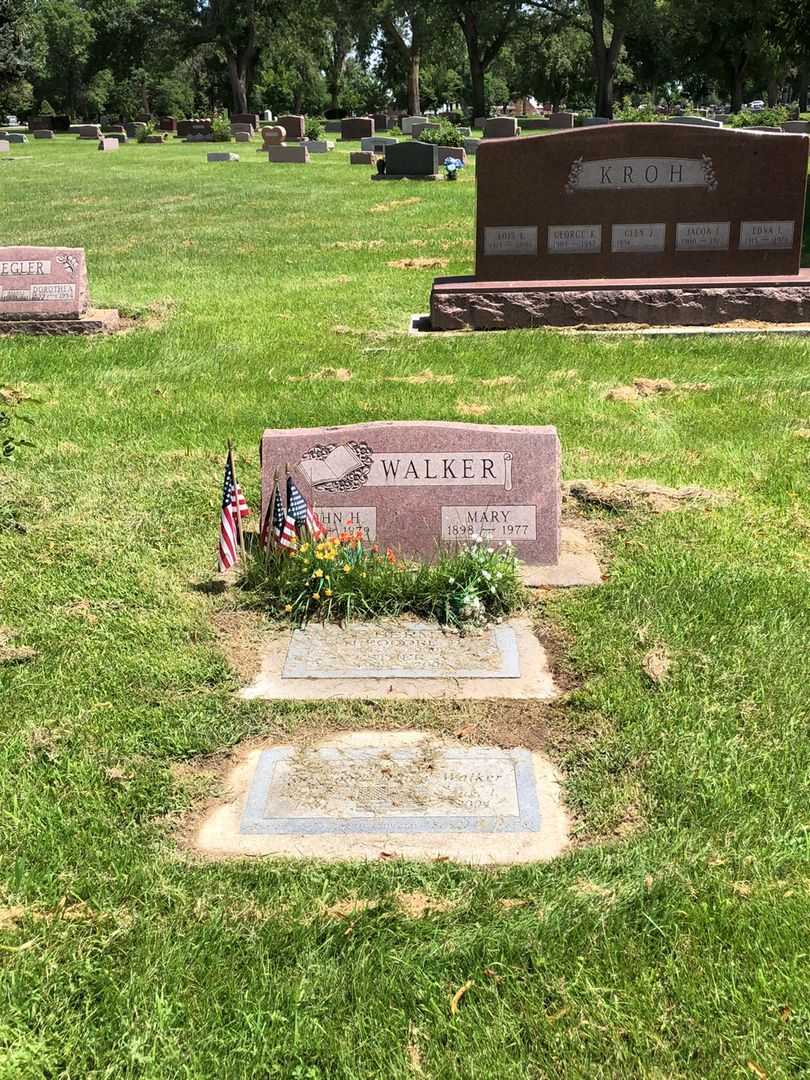 Esther A. Haberman's grave. Photo 2