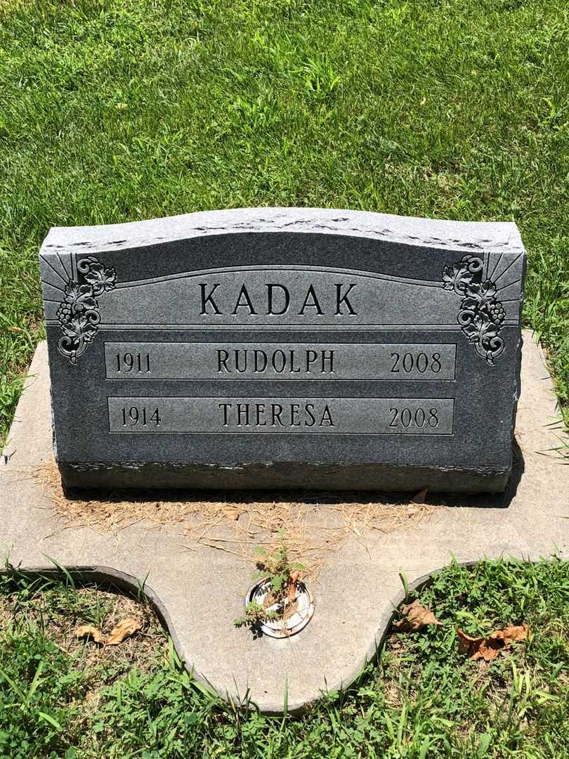 Theresa Kadak's grave. Photo 1