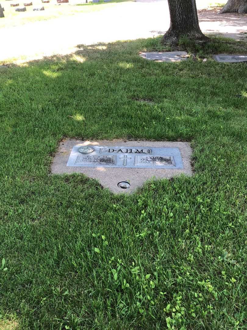 Edward Henry Dahm's grave. Photo 2