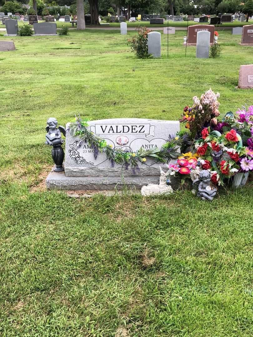 Anita Valdez's grave. Photo 2