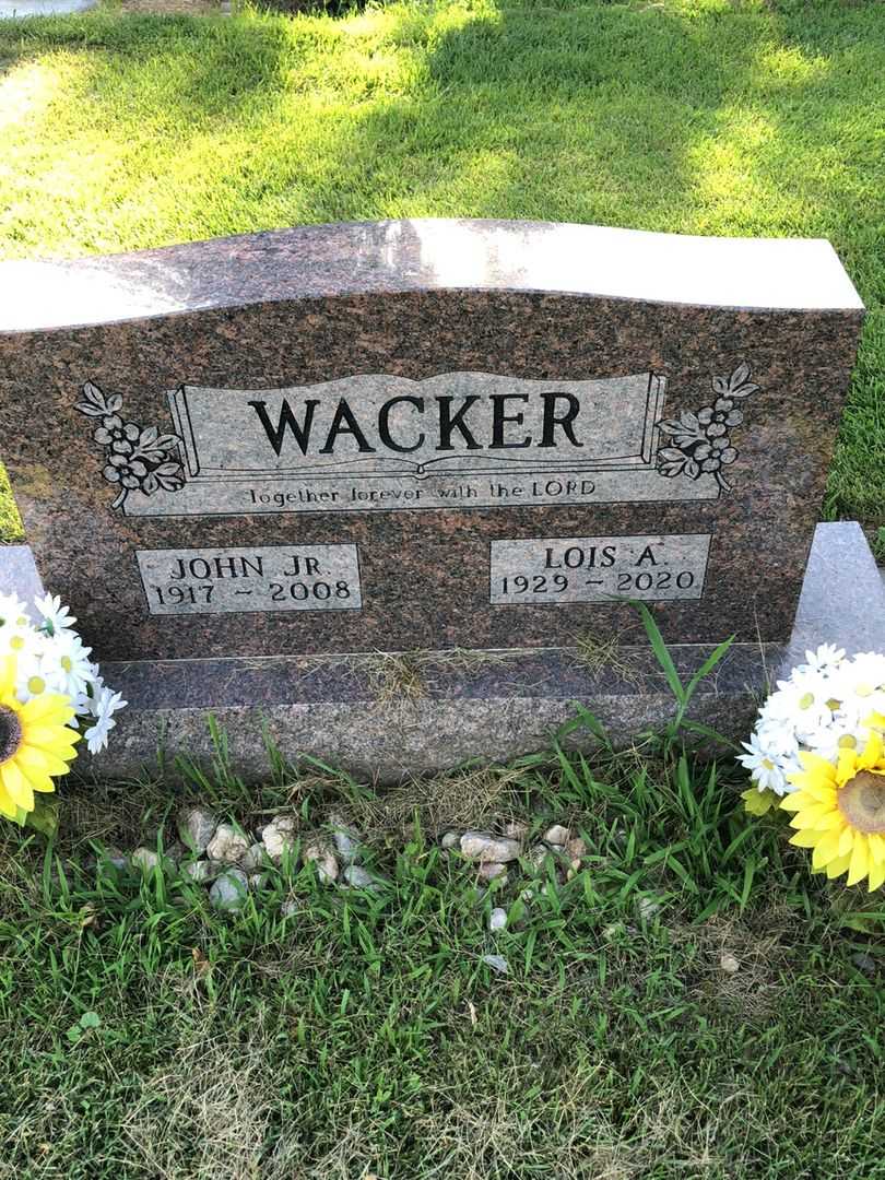 Lois Arleen Wacker's grave. Photo 1