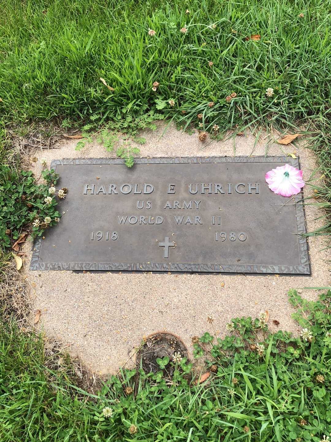 Harold E. Uhrich's grave. Photo 1