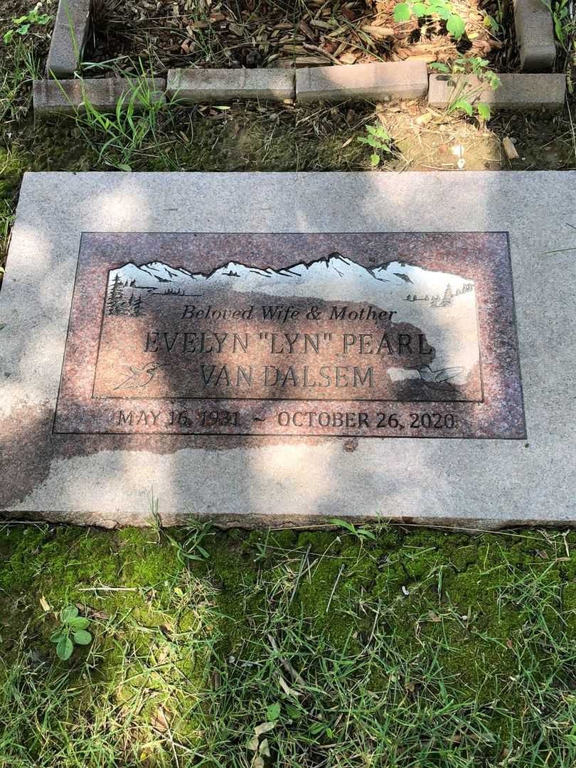 Evelyn Pearl "Lyn" Van Dalsem's grave. Photo 5