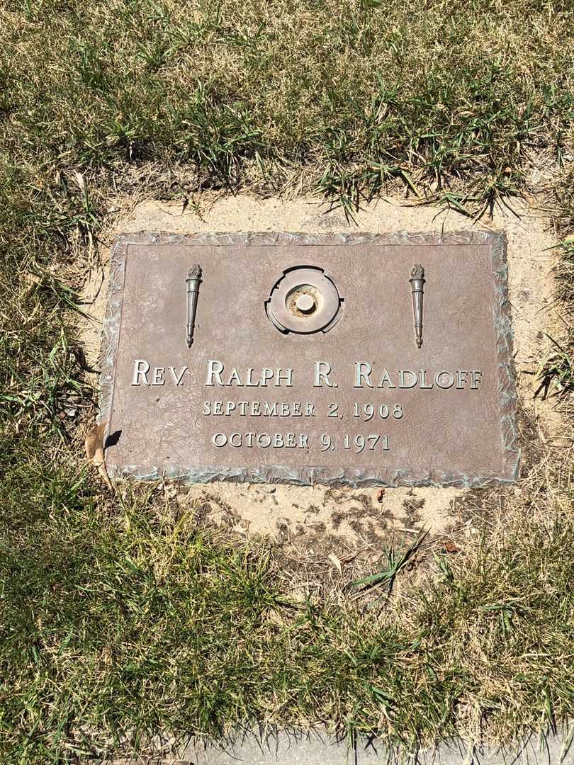 Ralph R. Radloff's grave. Photo 1