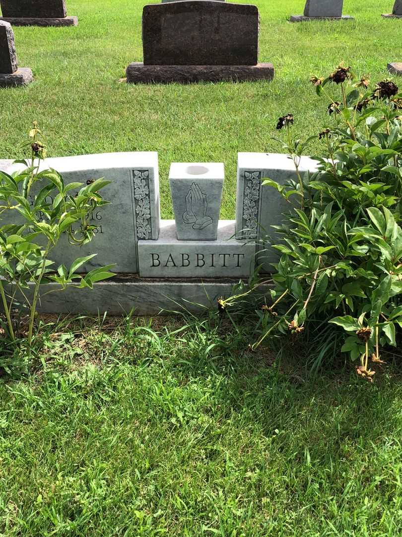 Evamay Babbitt's grave. Photo 1