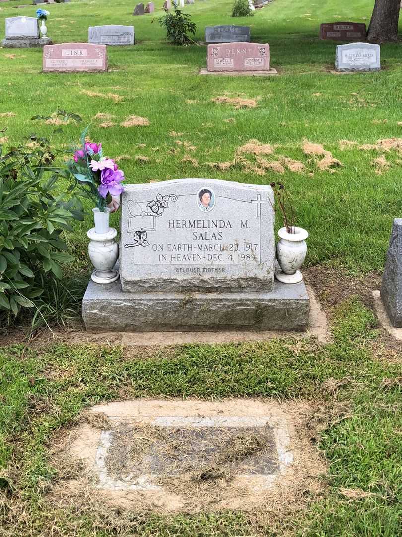 Hermelinda M. Salas's grave. Photo 2