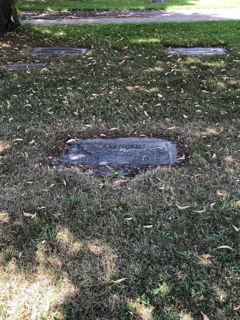 Alfred G. Saenger's grave. Photo 2