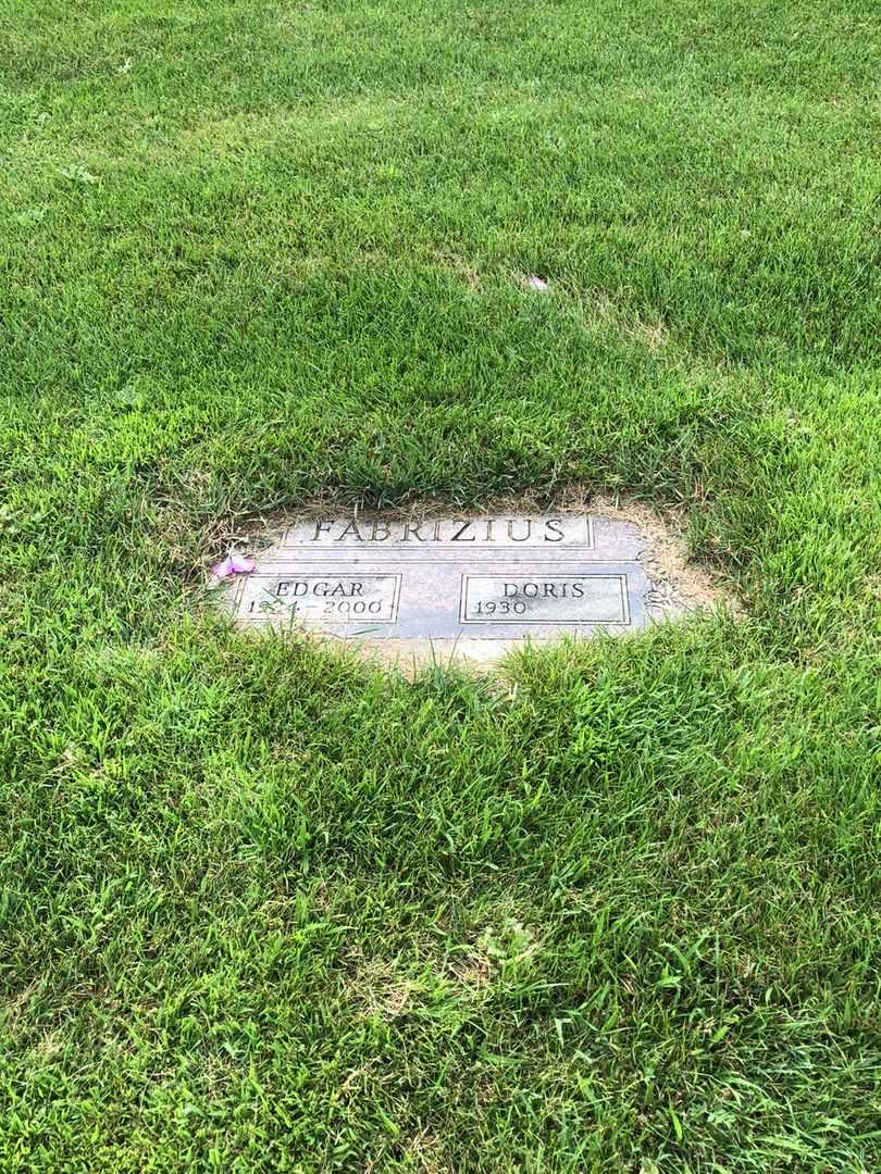 Edgar P. Fabrizius's grave. Photo 1