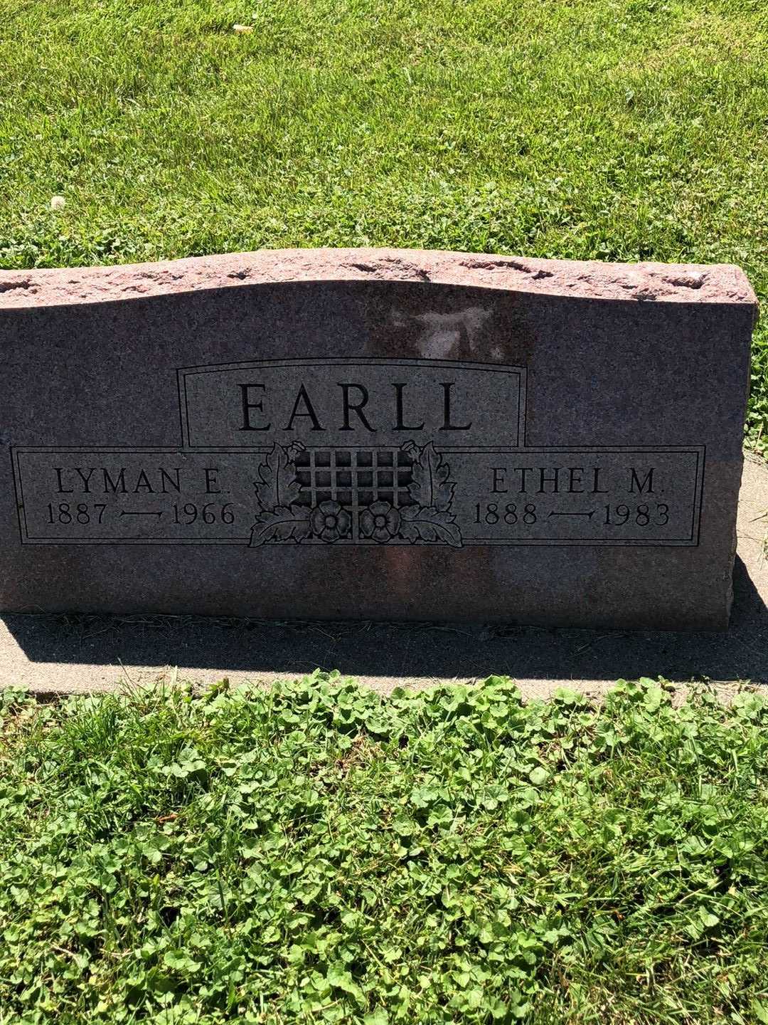 Lyman E. Earll's grave. Photo 1