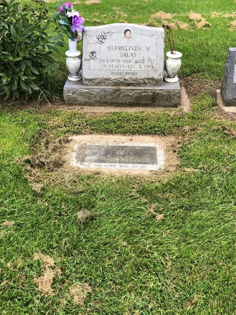 Hermelinda M. Salas's grave. Photo 4