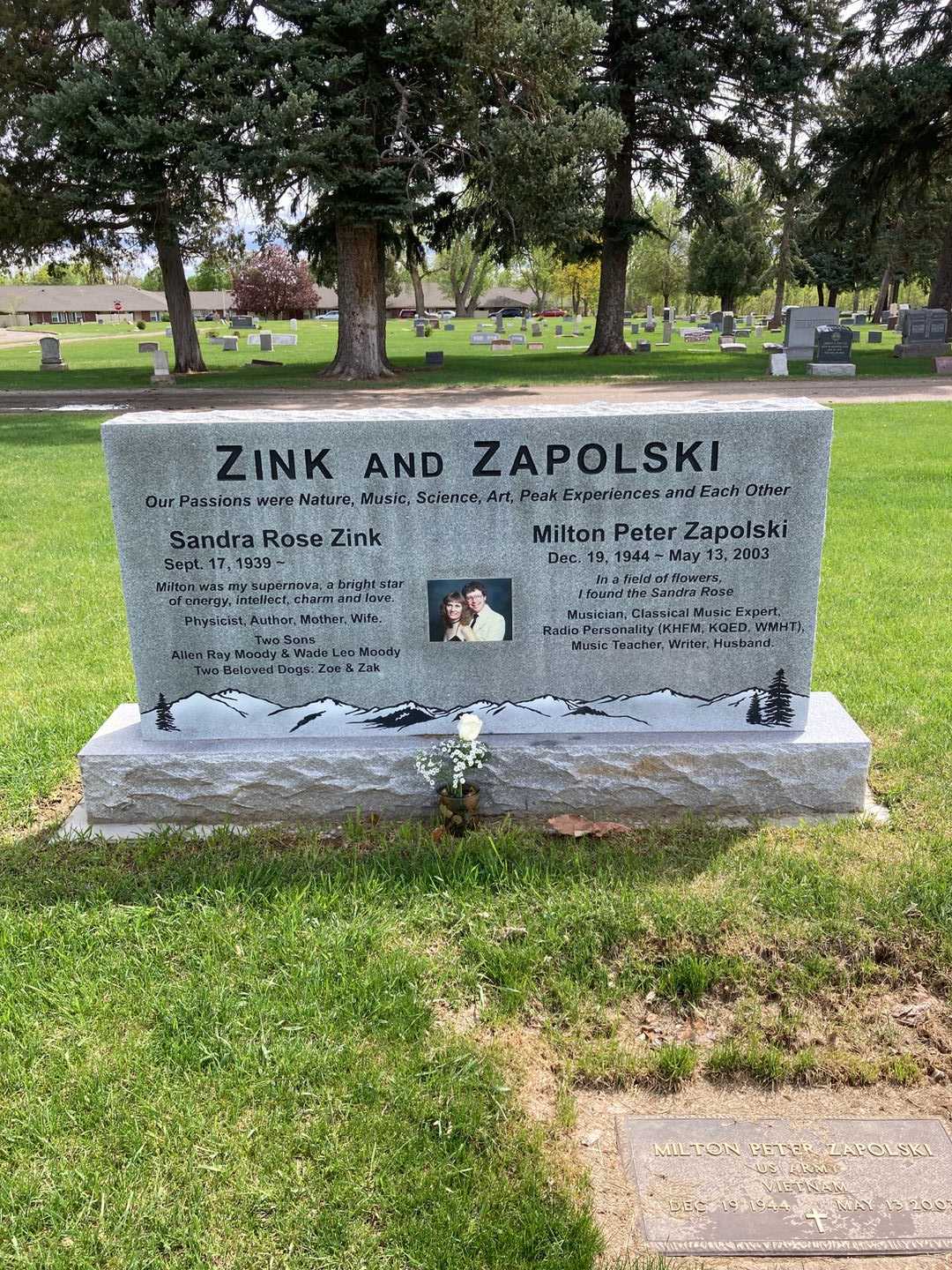 Milton Peter Zapolski's grave. Photo 2