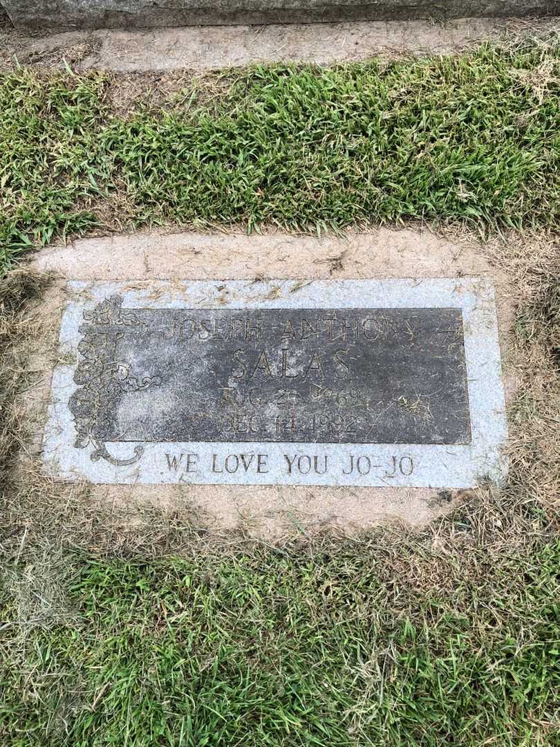 Hermelinda M. Salas's grave. Photo 5