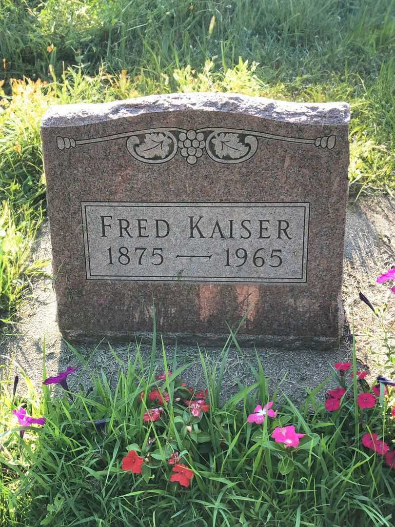 Fred Kaiser's grave. Photo 1