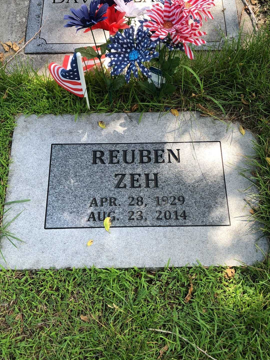 Reuben Zeh's grave. Photo 3