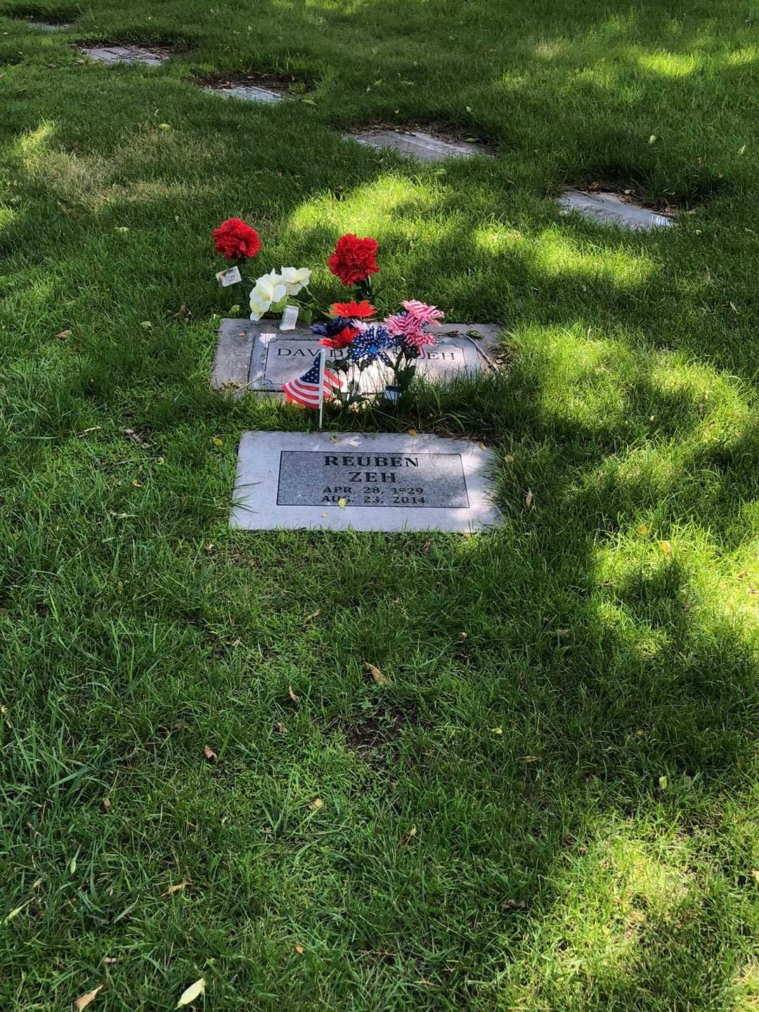 Reuben Zeh's grave. Photo 4