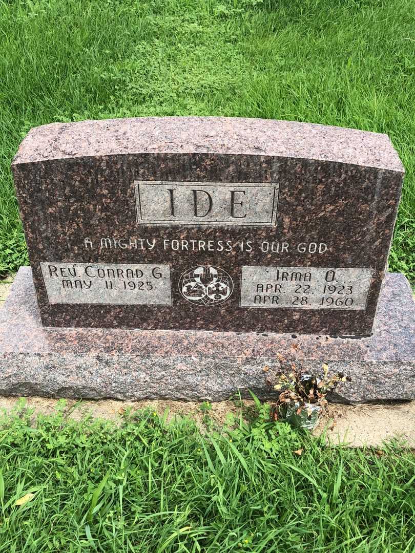 Irma O. Ide's grave. Photo 1