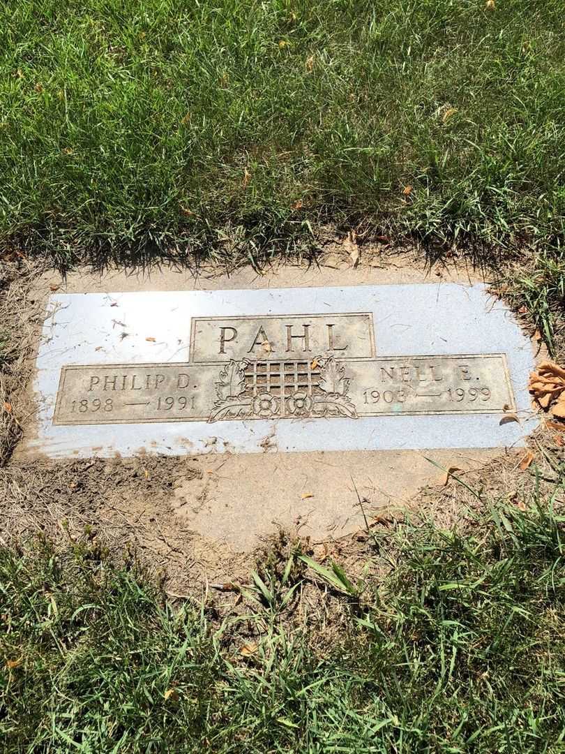 Nell E. Pahl's grave. Photo 3