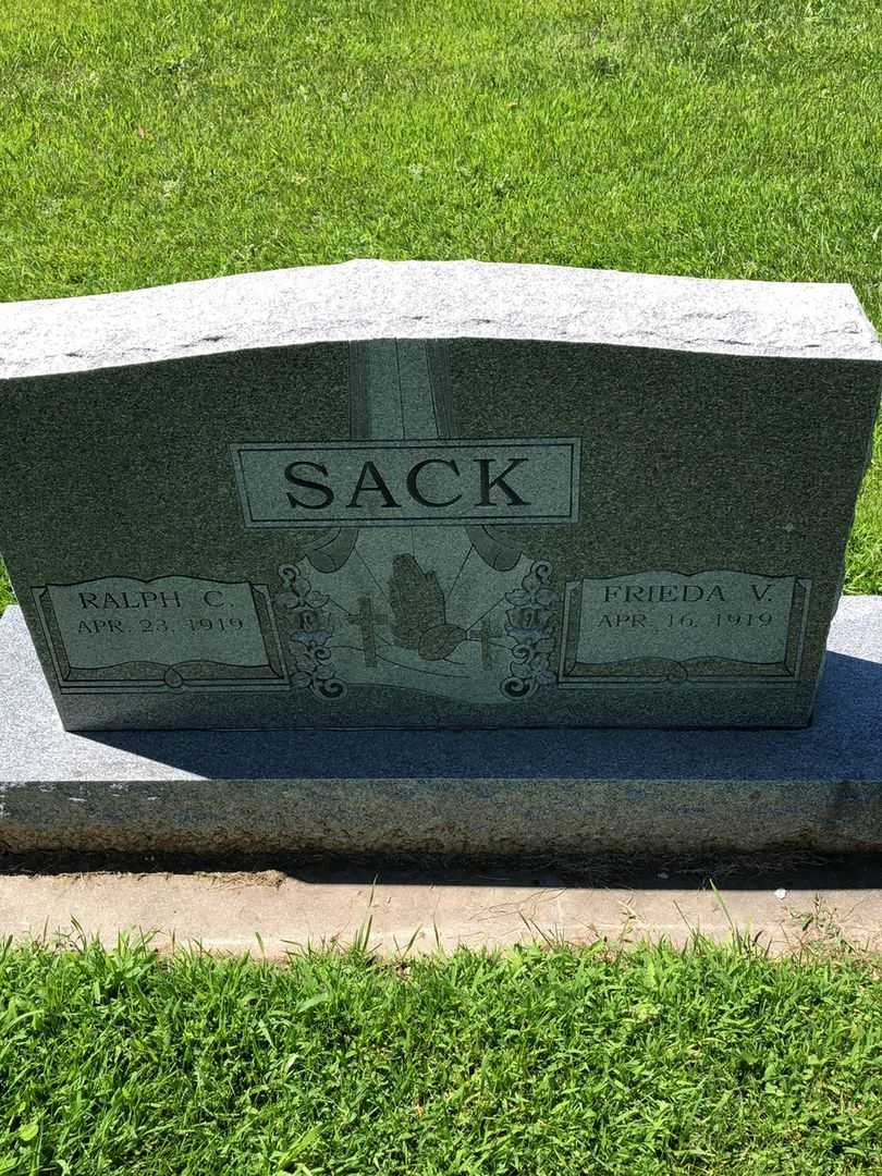 Frieda Viola Sack's grave. Photo 1