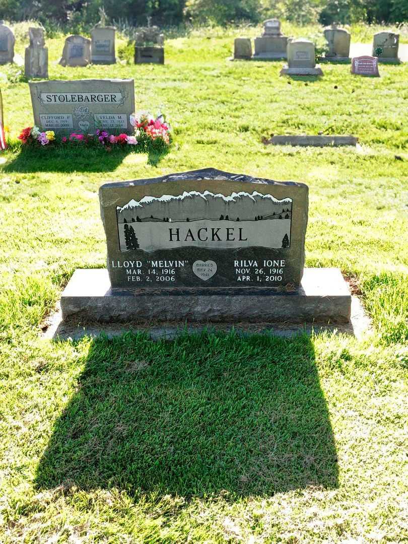 Lloyd Melvin Hackel's grave. Photo 2