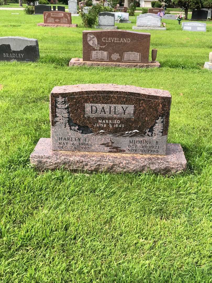 Miohne Bernice Daily's grave. Photo 2