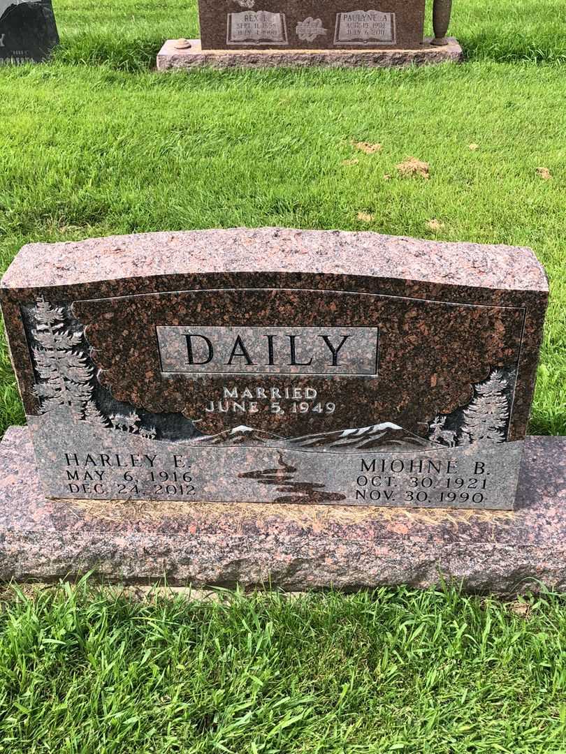 Miohne Bernice Daily's grave. Photo 1